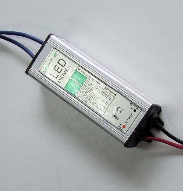 ALIMENTATORE DRIVER PER LED DA 9 A 12 X 1WATT