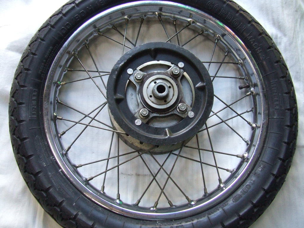 HONDA 400 FOUR ANNI 70 RUOTA POSTERIORE COMPLETA USATO HONDA 400 FOUR ANNI 70 RUOTA POSTERIORE COMPLETA USATO