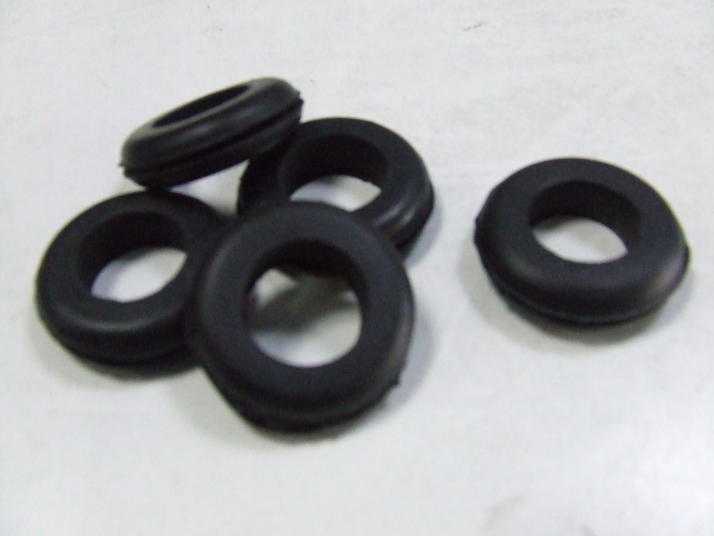 GOMMINO PASSA CAVO INDUSTRIALE FORO 15MM FORO APPLICAZIONE 22MM GOMMINO PASSA CAVO INDUSTRIALE FORO 15MM FORO APPLICAZIONE 22MM