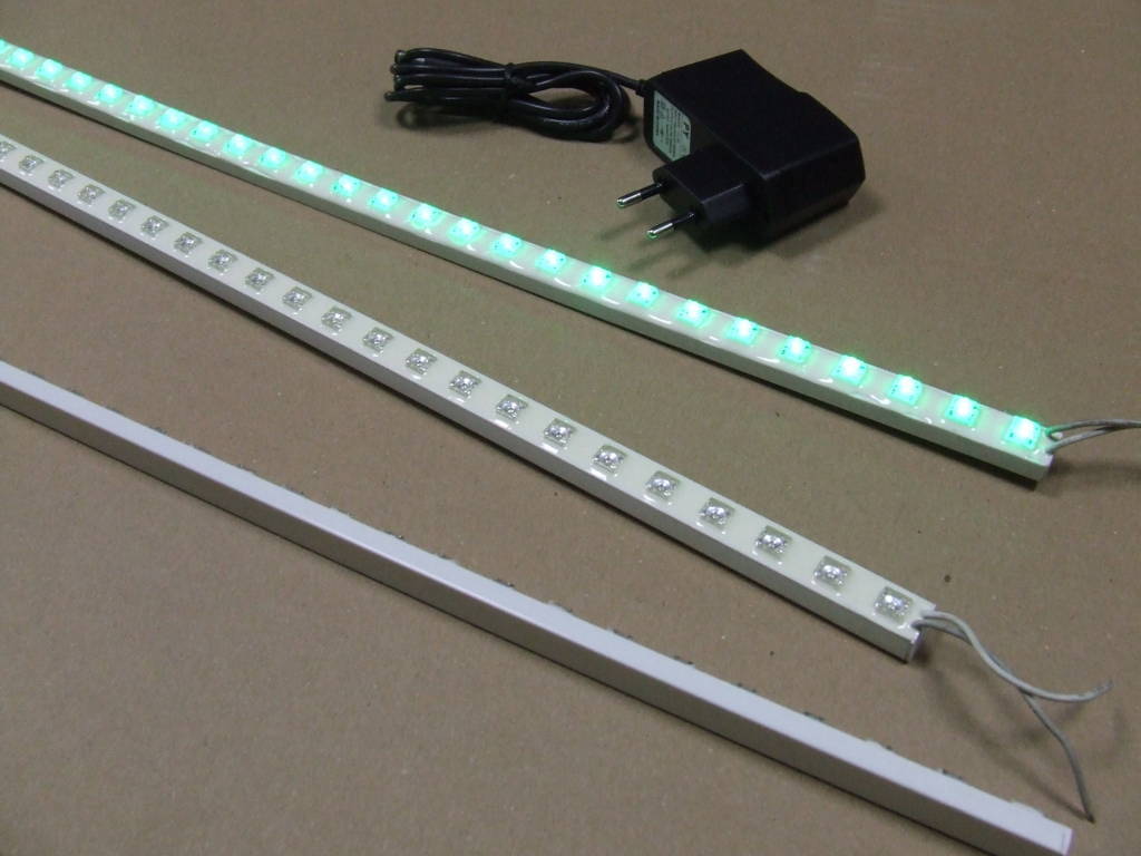 BARRA ALLOGGIATA IN BINARIO IN PVC RESINATO CON 30 LED VERDE BARRA ALLOGGIATA IN BINARIO IN PVC RESINATO CON 30 LED VERDE