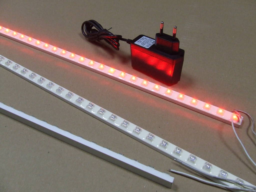 BARRA ALLOGGIATA IN BINARIO IN PVC RESINATO CON 30 LED ROSSI BARRA ALLOGGIATA IN BINARIO IN PVC RESINATO CON 30 LED ROSSI