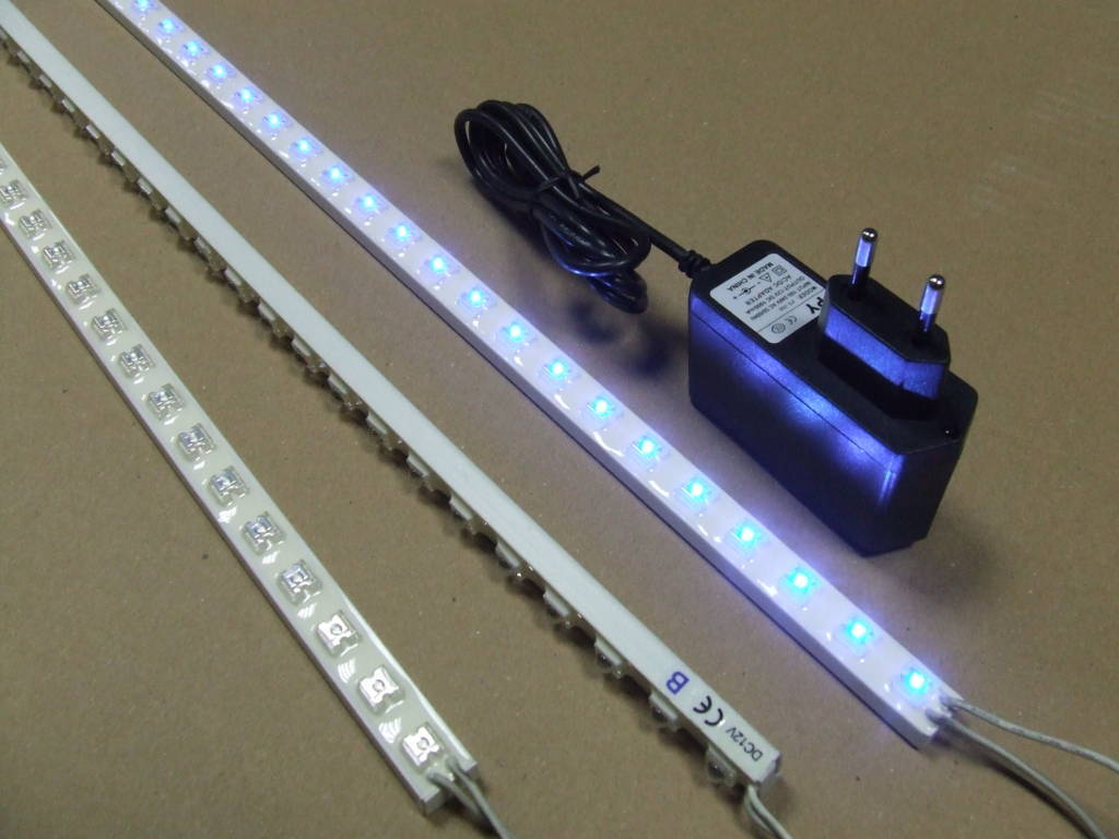 BARRA ALLOGGIATA IN BINARIO IN PVC RESINATO CON 30 LED BLU BARRA ALLOGGIATA IN BINARIO IN PVC RESINATO CON 30 LED BLU
