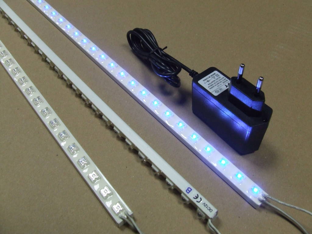 BARRA ALLOGGIATA IN BINARIO IN PVC RESINATO CON 30 LED BLU