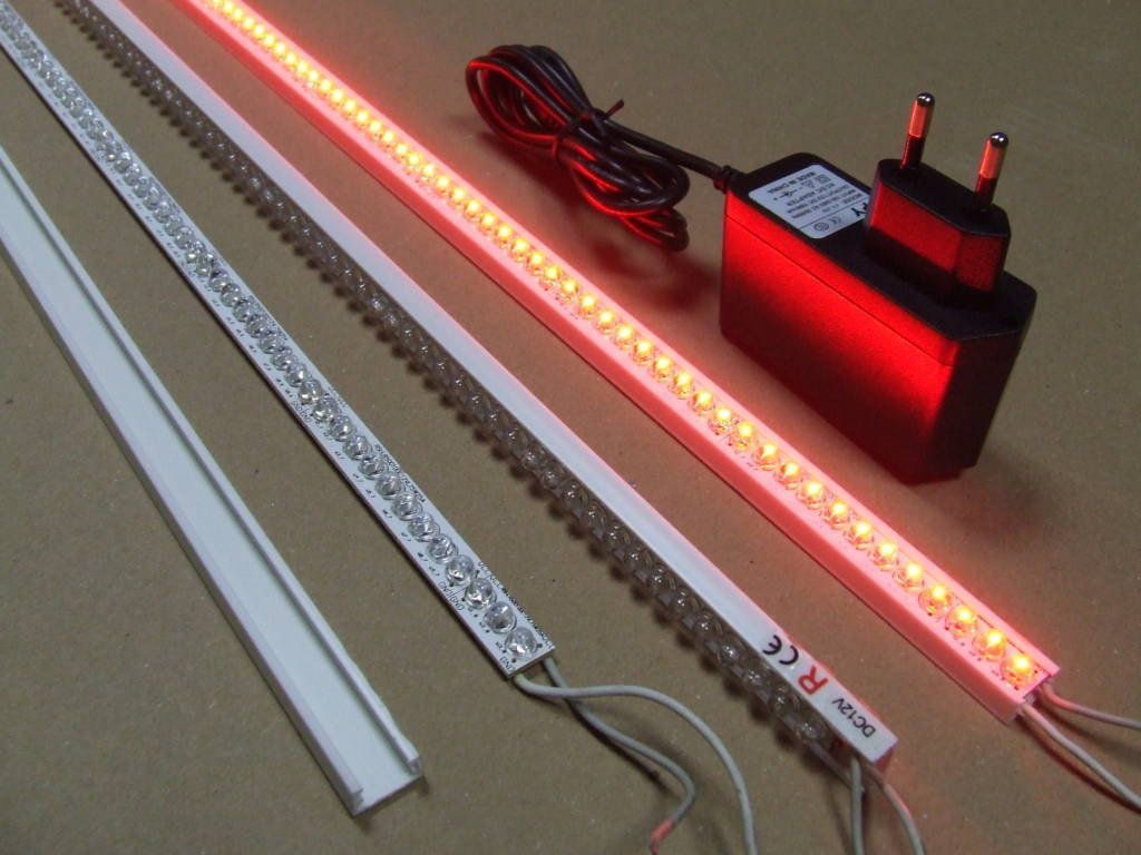 BARRA ALLOGGIATA IN BINARIO IN PVC CON 75 LED ROSSI BARRA ALLOGGIATA IN BINARIO IN PVC CON 75 LED ROSSI