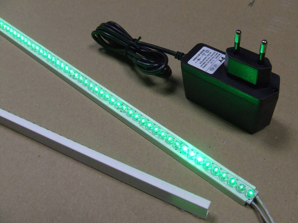 BARRA ALLOGGIATA IN BINARIO IN PVC CON 75 LED VERDI BARRA ALLOGGIATA IN BINARIO IN PVC CON 75 LED VERDI