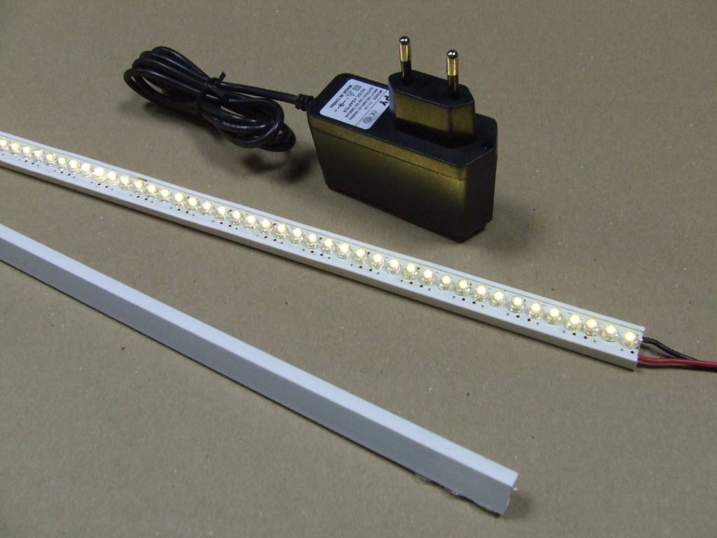 BARRA ALLOGGIATA IN BINARIO IN PVC CON 75 LED B.CALDO BARRA ALLOGGIATA IN BINARIO IN PVC CON 75 LED B.CALDO