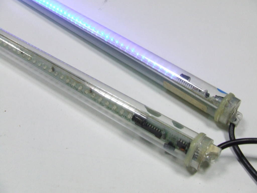 TUBO 1 MT CON 96 LED SCORREVOLI COLORE BLU AC 24 VOLT TUBO 1 MT CON 96 LED SCORREVOLI COLORE BLU AC 24 VOLT