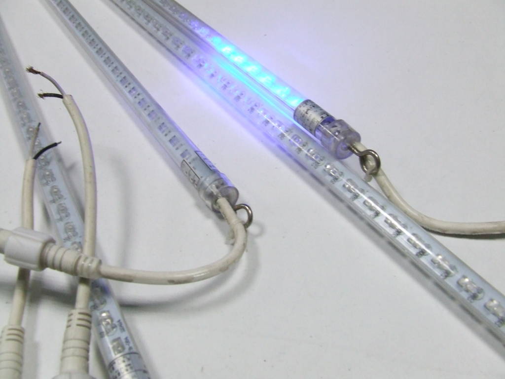 TUBO 1 MT CON 64 LED SCORREVOLI DI COLORE BLU DC 5 VOLT TUBO 1 MT CON 64 LED SCORREVOLI DI COLORE BLU DC 5 VOLT