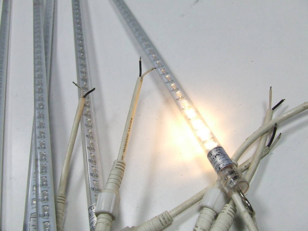 TUBO 1 MT CON 64 LED SCORREVOLI DI COLORE BIANCO CALDO DC 5 VOLT TUBO 1 MT CON 64 LED SCORREVOLI DI COLORE BIANCO CALDO DC 5 VOLT