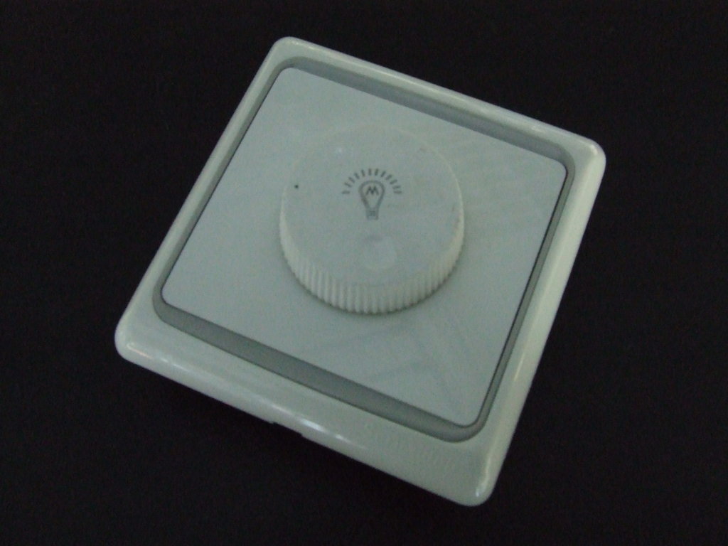 DIMMER DA INCASSO AC 220VOLT 0/600 Watt PER LUCI DIMMER DA INCASSO AC 220VOLT 0/600 Watt PER LUCI