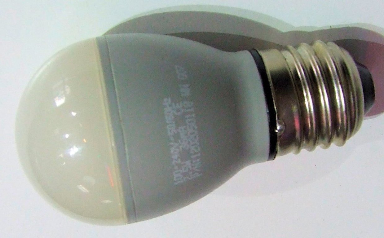 LAMPADA A SFERA LED COLORE B.FREDDO COPPIA 2,5 WATT A 220V E27 LAMPADA A SFERA LED COLORE B.FREDDO COPPIA 2,5 WATT A 220V E27