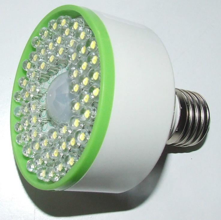 LAMPADA CON SENSORE CREPUSCOLARE + PIR 60LED BIANCO FREDDO 6500K - Clicca l'immagine per chiudere