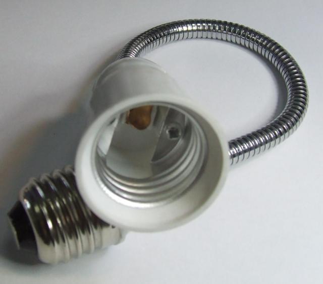 ADATTATORE SNODABILE DA 20CM PER LAMPADE A LED CON ATTACCO E27 ADATTATORE SNODABILE DA 20CM PER LAMPADE A LED CON ATTACCO E27