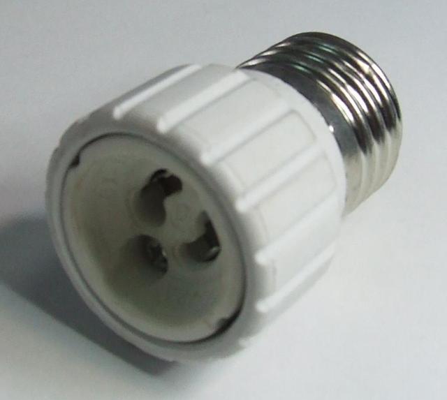 ADATTATORE PER LAMPADE A LED DA ATTACCO GU10 A E27 ADATTATORE PER LAMPADE A LED DA ATTACCO GU10 A E27