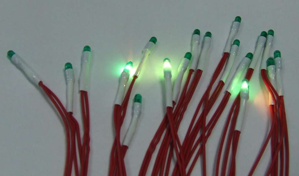LAMPADINA A FILAMENTO DI COLORE VERDE LAMPADINA A FILAMENTO DI COLORE VERDE