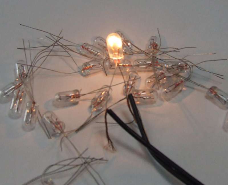 LAMPADINA A FILAMENTO COLORE LUCE CALDA LAMPADINA A FILAMENTO COLORE LUCE CALDA