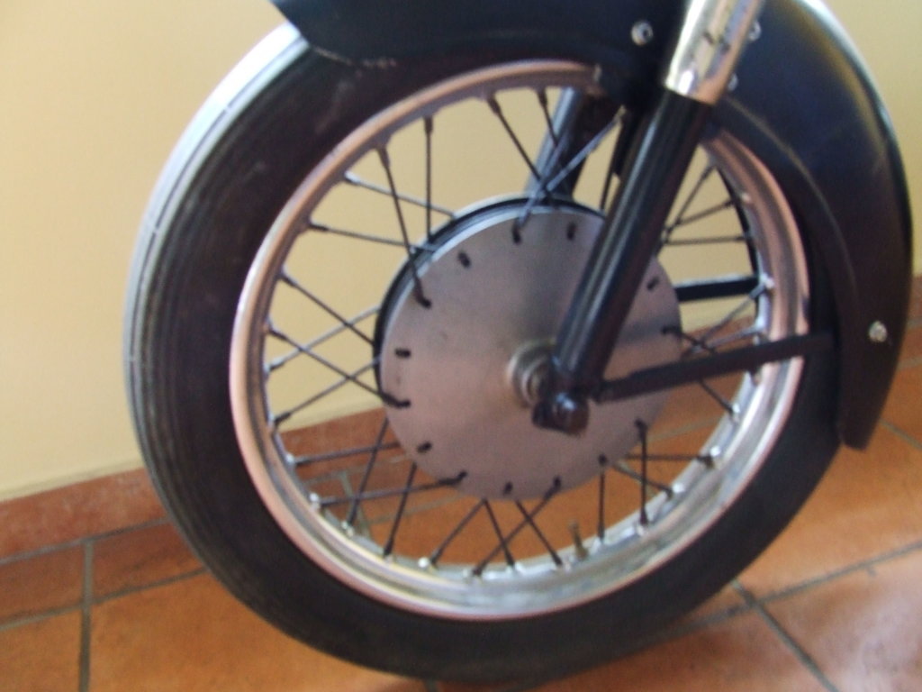 MV AUGUSTA 175 CST RUOTA ANTERIORE DA 17 POLLICI COMPLETA MV AUGUSTA 175 CST RUOTA ANTERIORE DA 17 POLLICI COMPLETA