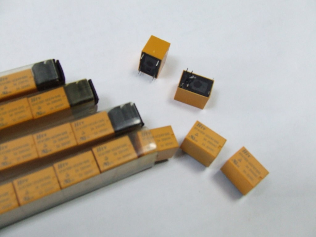 RELE 24 VOLT 3A 250VAC 3A 30VDC 6 PIN KIT 5 PEZZI RELE 24 VOLT 3A 250VAC 3A 30VDC 6 PIN KIT 5 PEZZI