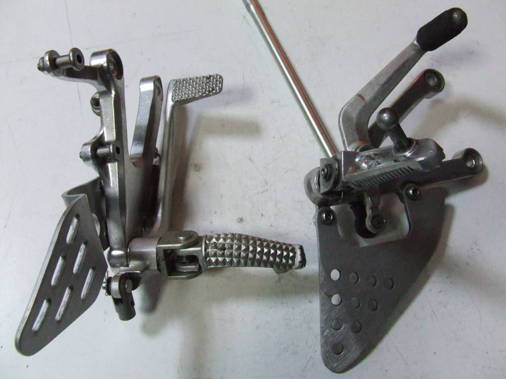 MOTO GUZZI BREVA 750 ED ALTRO COPPIA DI PEDANE ALLUMINIO USATO MOTO GUZZI BREVA 750 ED ALTRO COPPIA DI PEDANE ALLUMINIO USATO