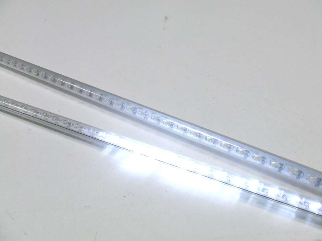 TUBO 1 MT CON 64 LED SCORREVOLI DI COLORE BIANCO FREDDO DC 5 VO TUBO 1 MT CON 64 LED SCORREVOLI DI COLORE BIANCO FREDDO DC 5 VO