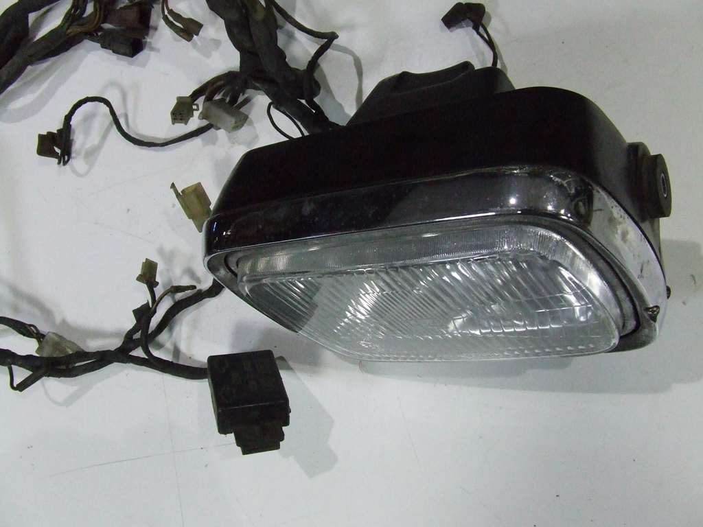 KAWASAKI GPZ 550 UNITRAK FARO ANTERIORE CON CAVI USATO KAWASAKI GPZ 550 UNITRAK FARO ANTERIORE CON CAVI USATO