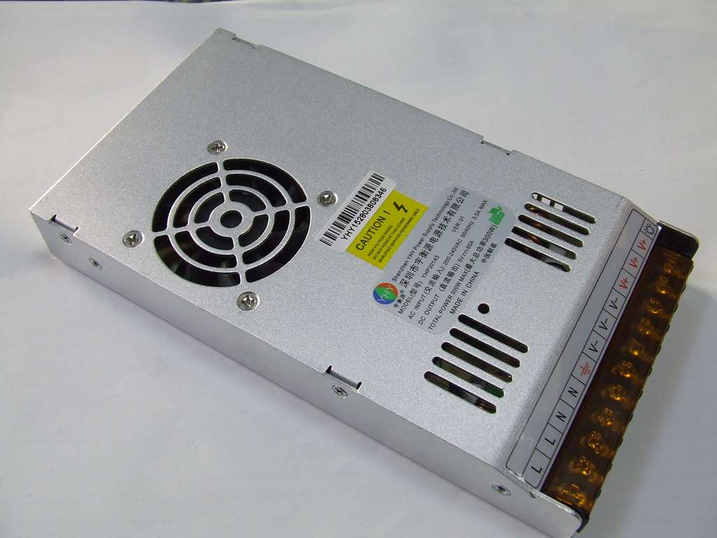 ALIMENTATORE SWITCHING 5 VOLT ULTRA PIATTO 60 AMPERE 3 CM ALIMENTATORE SWITCHING 5 VOLT ULTRA PIATTO 60 AMPERE 3 CM