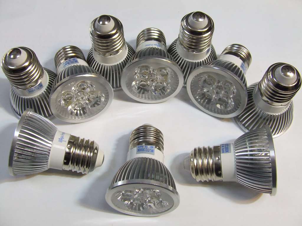 LAMPADA TECNOLOGIA A LED ATTACCO E27 220 VOLT 4 WATT BIANCO CALD LAMPADA TECNOLOGIA A LED ATTACCO E27 220 VOLT 4 WATT BIANCO CALD