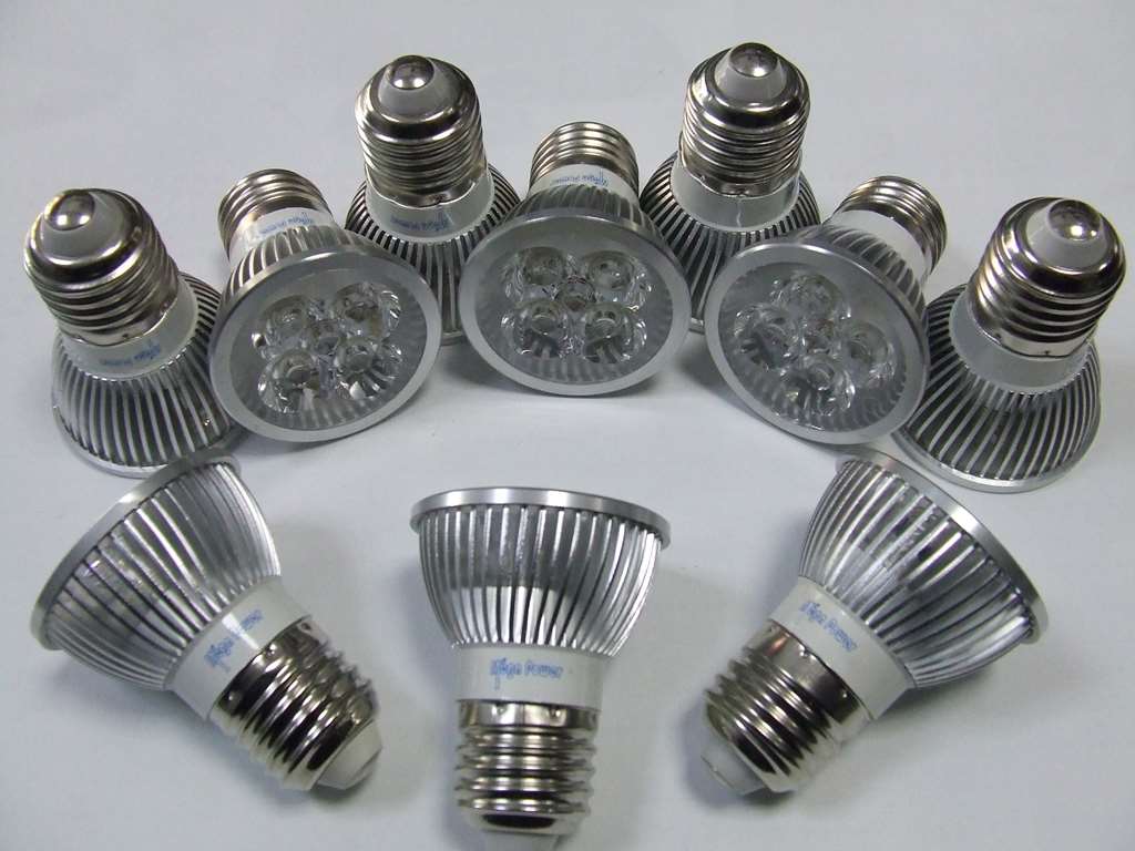 LAMPADA TECNOLOGIA A LED ATTACCO E27 220 VOLT 4 WATT BIANCO FRED LAMPADA TECNOLOGIA A LED ATTACCO E27 220 VOLT 4 WATT BIANCO FRED
