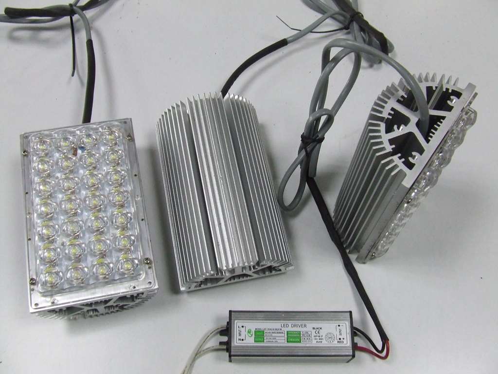 PLAFONIERA IN ALLUMINIO CON 28 LED VIOLA DA 1 WATT BOTANICA PLAFONIERA IN ALLUMINIO CON 28 LED VIOLA DA 1 WATT BOTANICA