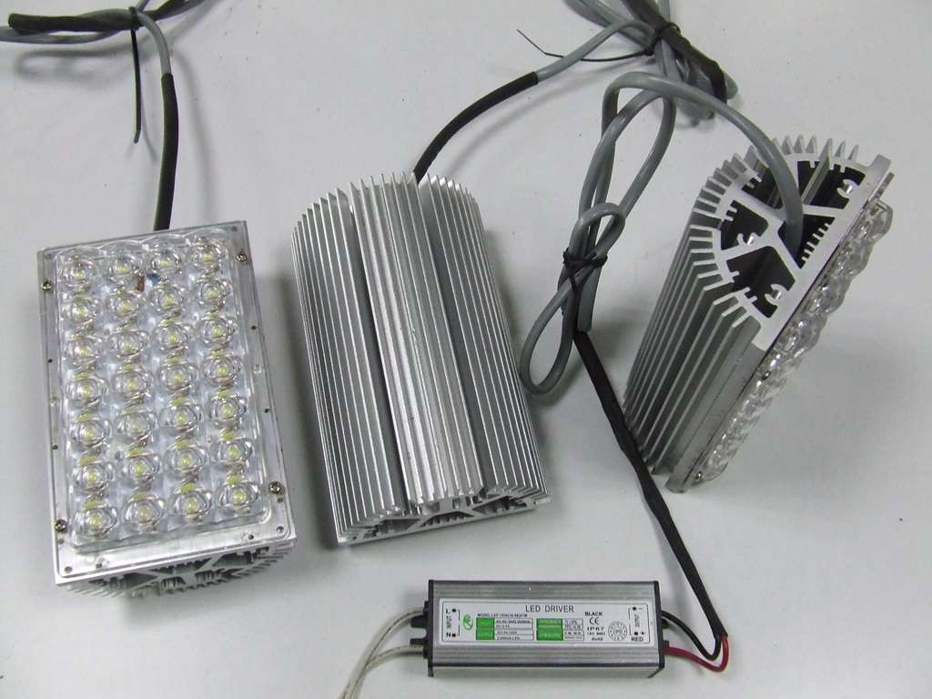 PLAFONIERA IN ALLUMINIO CON 28 LED UV DA 1 WATT