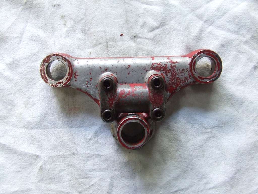 BENELLI LEONCINO 125 CC TRIANGOLO SUPERIORE FORCELLA ANTERIORE BENELLI LEONCINO 125 CC TRIANGOLO SUPERIORE FORCELLA ANTERIORE