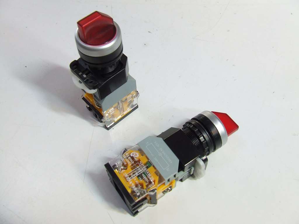 INTERRUTTORE ROTATIVO CON SPIA LUMINOSA ROSSO 220 VOLT 3 POSIZIO INTERRUTTORE ROTATIVO CON SPIA LUMINOSA ROSSO 220 VOLT 3 POSIZIO