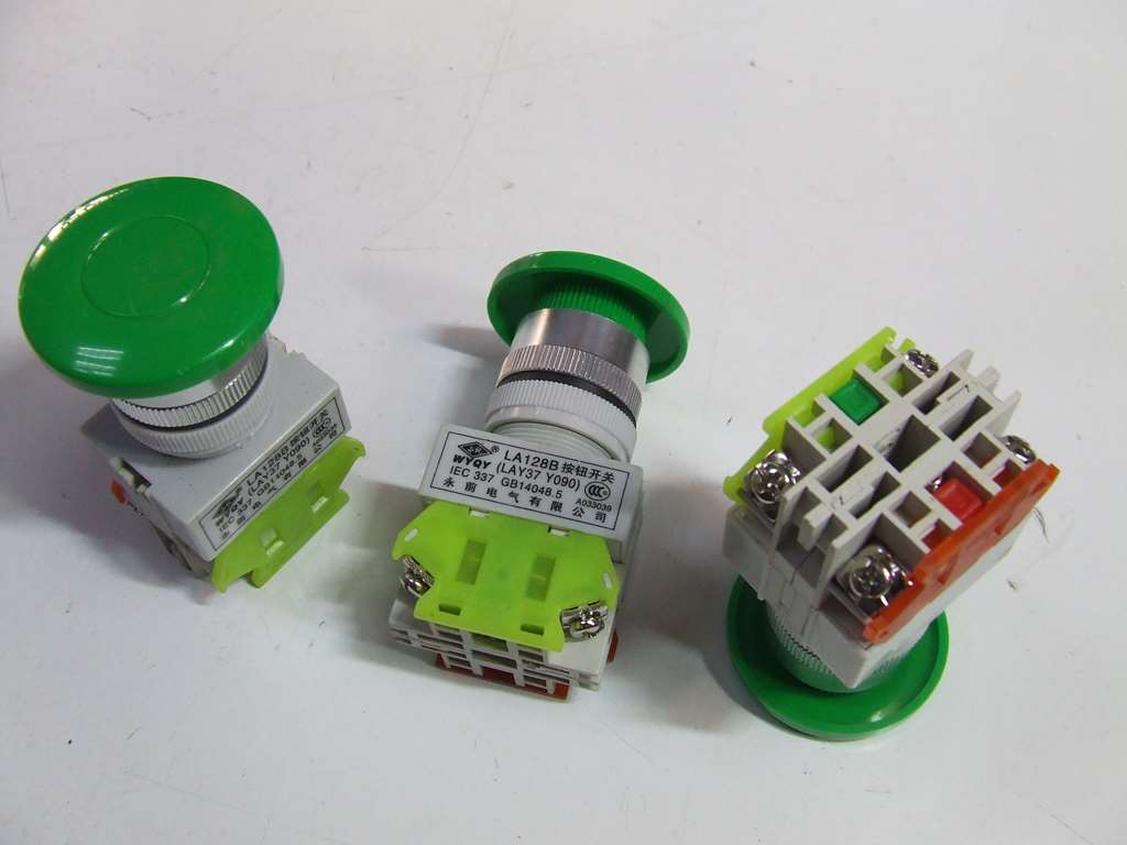 INTERRUTTORE SWITCH INDUSTRIALE A PULSANTE NON LUMINOSO INTERRUTTORE SWITCH INDUSTRIALE A PULSANTE NON LUMINOSO