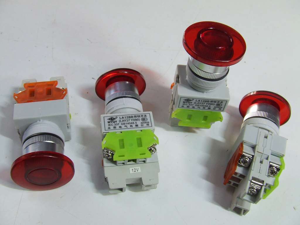 PULSANTE CON SPIA LUMINOSA 12V UTILIZZO INDUSTRIALE E NON PULSANTE CON SPIA LUMINOSA 12V UTILIZZO INDUSTRIALE E NON