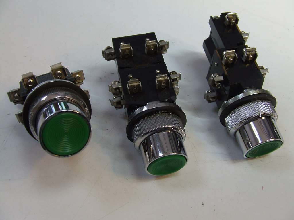 PULSANTE SWITCH INDUSTRIALE SPECIALE TRIPLO PULSANTE SWITCH INDUSTRIALE SPECIALE TRIPLO