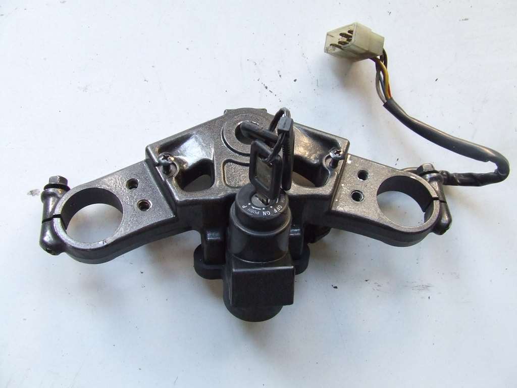 KAWASAKI GPX 750 87 TRIANGOLO SUPERIORE FORCELLA ANTERIOR. USATO KAWASAKI GPX 750 87 TRIANGOLO SUPERIORE FORCELLA ANTERIOR. USATO