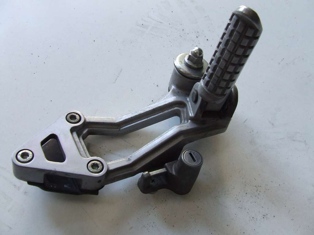 KAWASAKI GPX 750 1987 PEDANA PASSEGGERO LATO SINISTRO USATO KAWASAKI GPX 750 1987 PEDANA PASSEGGERO LATO SINISTRO USATO