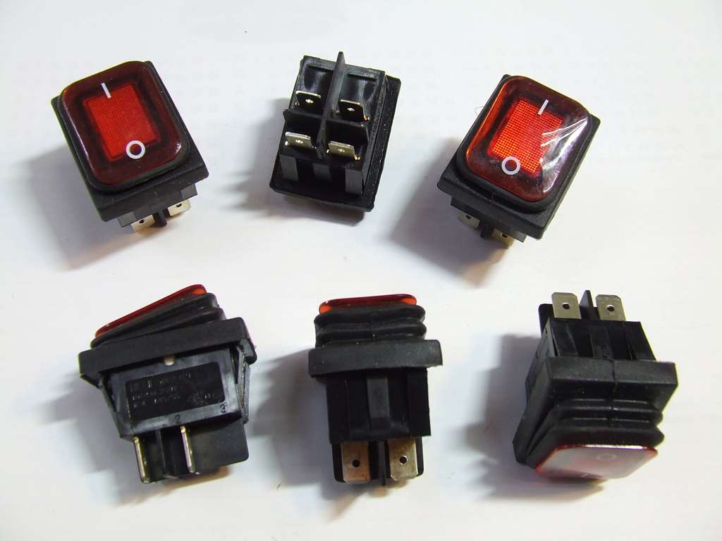 INTERRUTTORE STAGNO A BILANCERE LUMINOSO BIPOLARE ROSSO INTERRUTTORE STAGNO A BILANCERE LUMINOSO BIPOLARE ROSSO