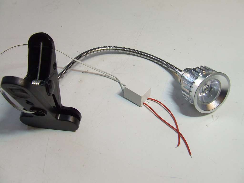 LAMPADA A LED CON SNODO E PINZA 3 WATT 6500K AC 220V LAMPADA A LED CON SNODO E PINZA 3 WATT 6500K AC 220V