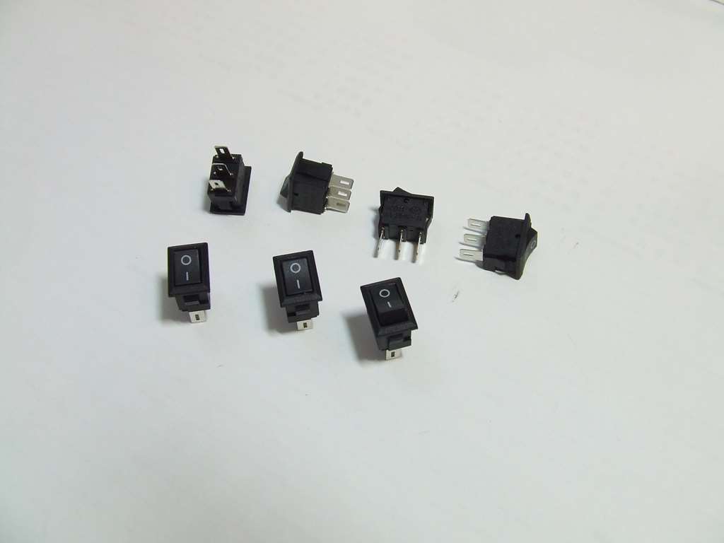 INTERRUTTORE MINIATURA ON OFF 3 PIN INTERRUTTORE MINIATURA ON OFF 3 PIN