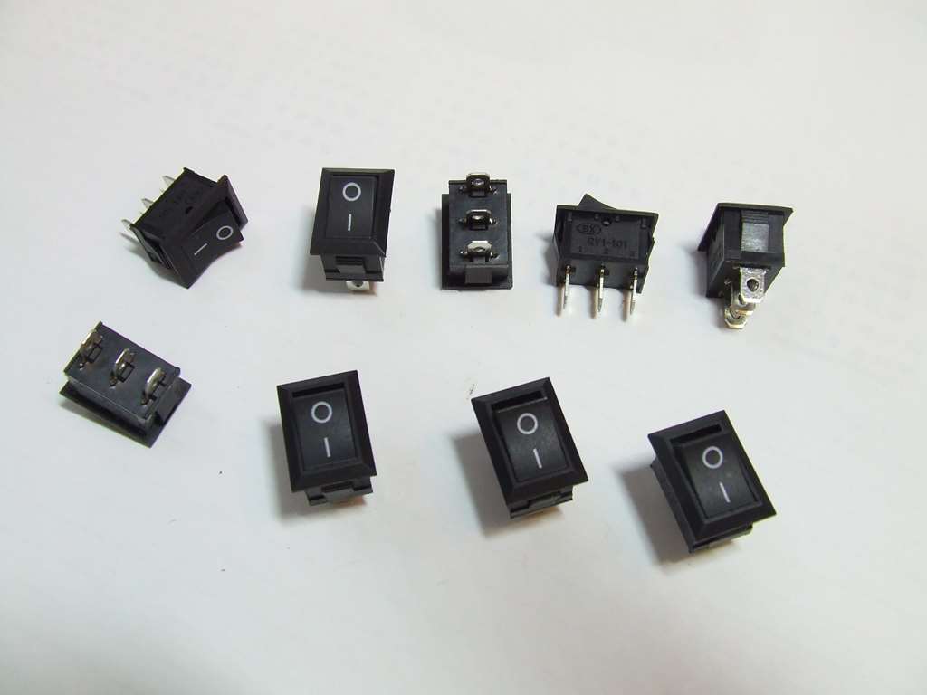 INTERRUTTORE A BILANCIERE DA PANNELLO 3 PIN INTERRUTTORE A BILANCIERE DA PANNELLO 3 PIN