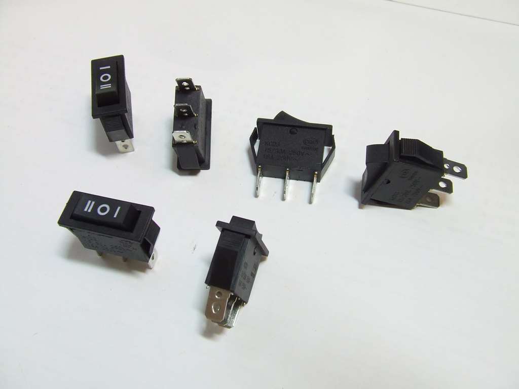 DEVIATORE A BILANCERE UNIPOLARE ON-OFF-ON CON ZERO CENTRALE DEVIATORE A BILANCERE UNIPOLARE ON-OFF-ON CON ZERO CENTRALE