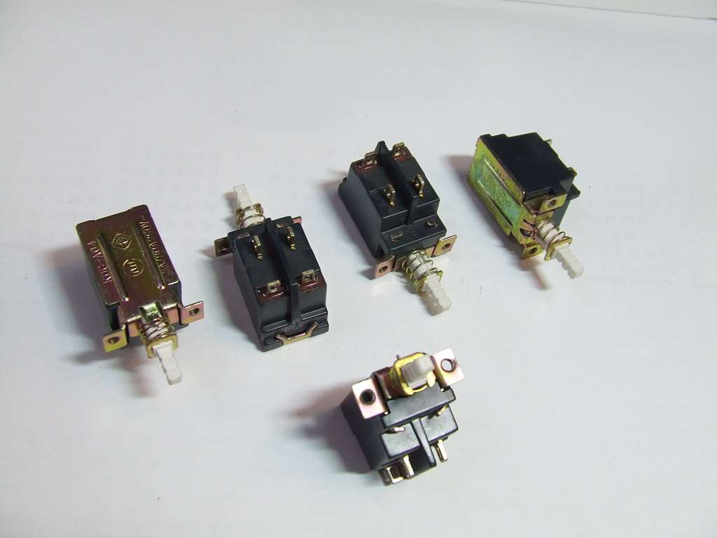 INTERRUTTORE BIPOLARE DA CIRCUITO STAMPATO 5 AMPERE 250 VOLT INTERRUTTORE BIPOLARE DA CIRCUITO STAMPATO 5 AMPERE 250 VOLT