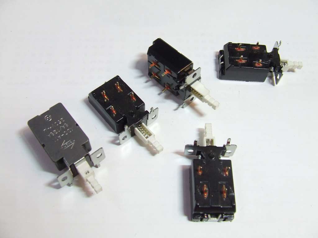 INTERRUTTORE BIPOLARE DA CIRCUITO STAMPATO 8 AMPERE 250 VOLT INTERRUTTORE BIPOLARE DA CIRCUITO STAMPATO 8 AMPERE 250 VOLT