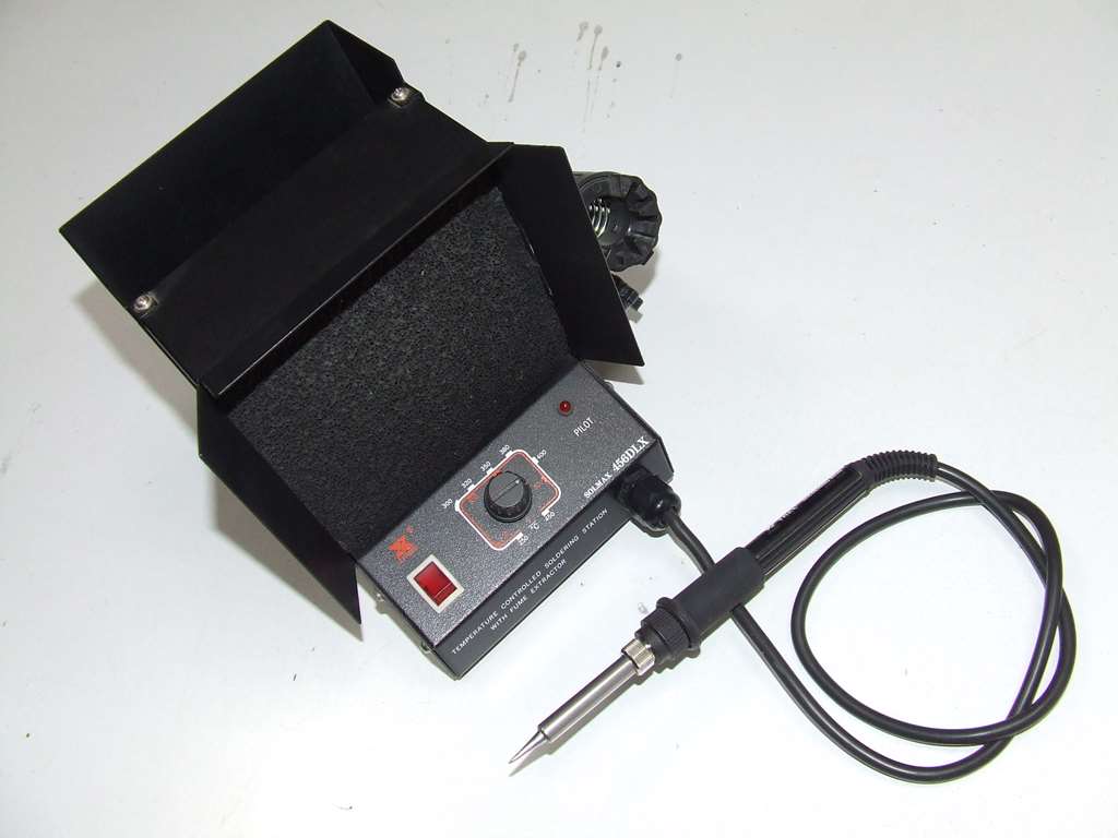 STAZIONE SALDANTE SOLMAX 456 CON ESTRATTORE DI FUMO 65W 220-240V STAZIONE SALDANTE SOLMAX 456 CON ESTRATTORE DI FUMO 65W 220-240V