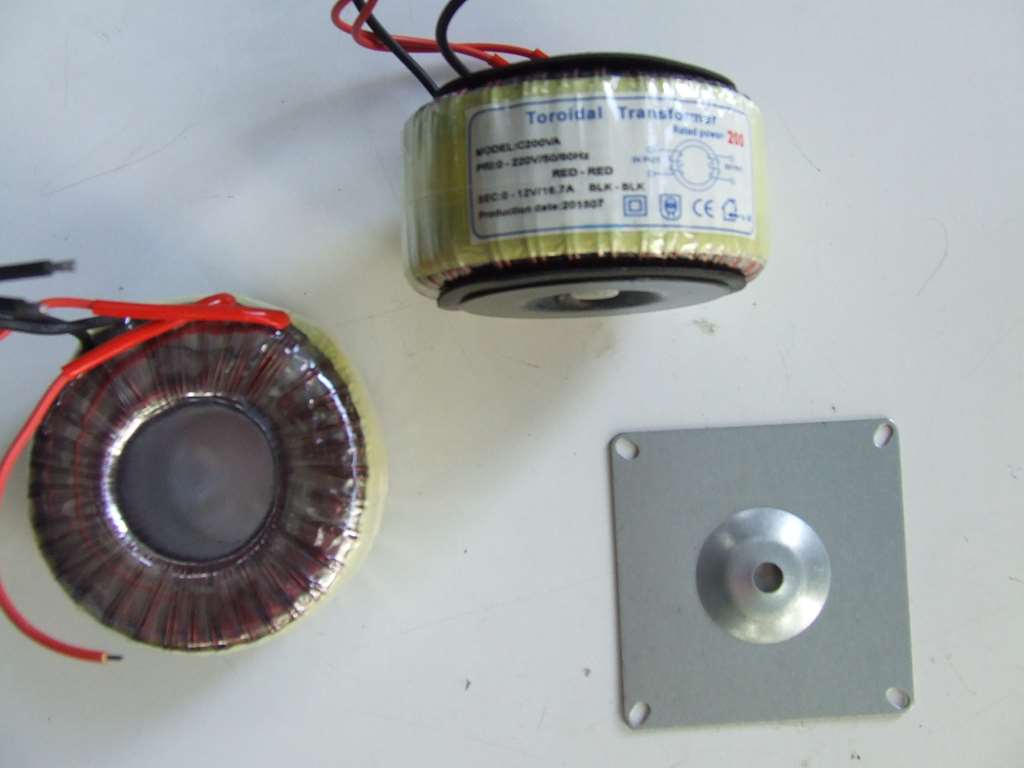 TRASFORMATORE DI CORRENTE TOROIDALE 220 V. 50 HZ 12 V. 200 WATT TRASFORMATORE DI CORRENTE TOROIDALE 220 V. 50 HZ 12 V. 200 WATT