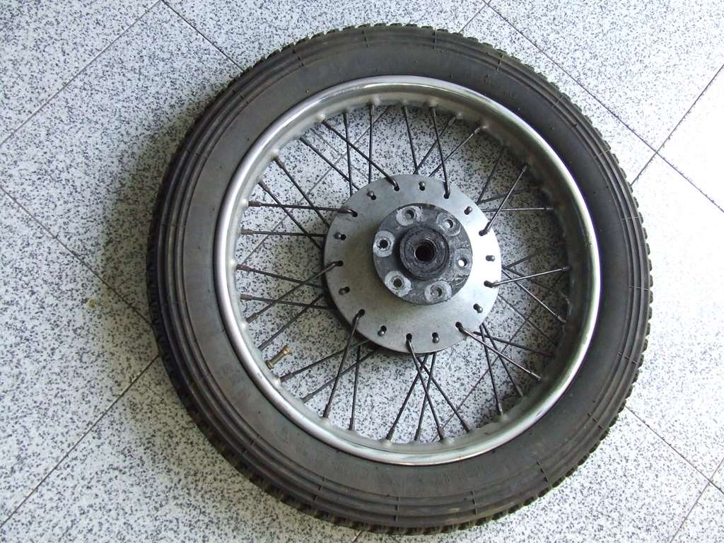 MV AUGUSTA 175 CST RUOTA POSTERIORE 17 POLLICI COMPLETA DI TUTTO MV AUGUSTA 175 CST RUOTA POSTERIORE 17 POLLICI COMPLETA DI TUTTO