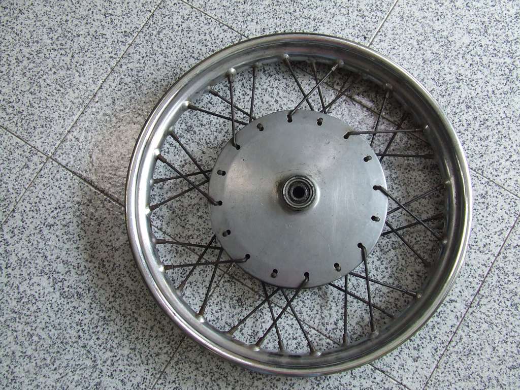 MV AUGUSTA 175 CST RUOTA ANTERIORE DA 17 POLLICI INCOMPLETA MV AUGUSTA 175 CST RUOTA ANTERIORE DA 17 POLLICI INCOMPLETA