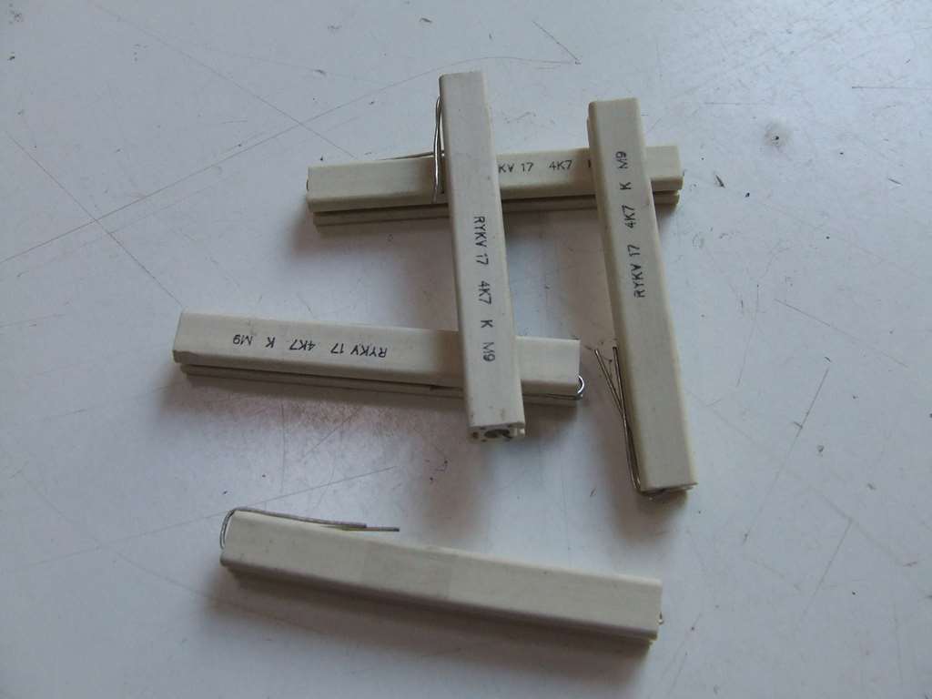 RESISTENZA 17 WATT 4,7 KOHM VERTICALE KIT DA 5 PEZZI RESISTENZA 17 WATT 4,7 KOHM VERTICALE KIT DA 5 PEZZI