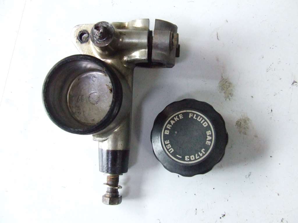 HONDA 400 FOUR ANNI 70 POMPA FRENO POSTERIORE USATO HONDA 400 FOUR ANNI 70 POMPA FRENO POSTERIORE USATO